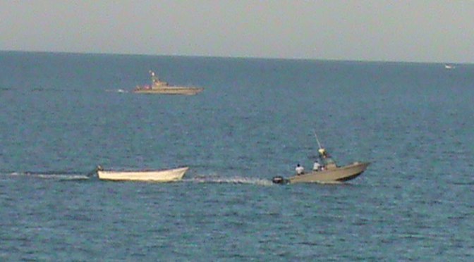 Arrestan marinos militares a pescadores furtivos