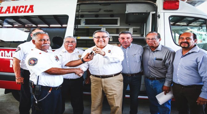 Entregó el alcalde una ambulancia para el valle de Mexicali